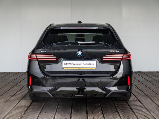 BMW 5-SERIE Touring 540d xDrive | M Sportpakket Pro | Innovation Pack | Comfort Access | Harman-Kardon | Panoramadak | Stoelverwarming | Trekhaak