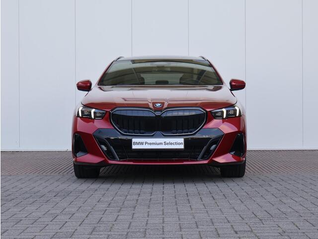 BMW 5-SERIE Touring 530e M Sportpakket Pro/ Stuurwiel verwarmd/ Comfort Access/ Elektrische Trekhaak/ panoramadak/ Stoelventilatie voorstellen/ Bowers & Wilkins