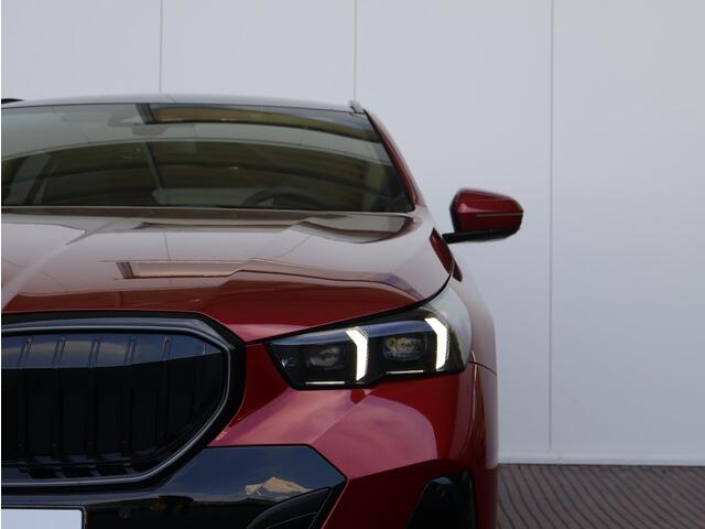 BMW 5-SERIE Touring 530e M Sportpakket Pro/ Stuurwiel verwarmd/ Comfort Access/ Elektrische Trekhaak/ panoramadak/ Stoelventilatie voorstellen/ Bowers & Wilkins