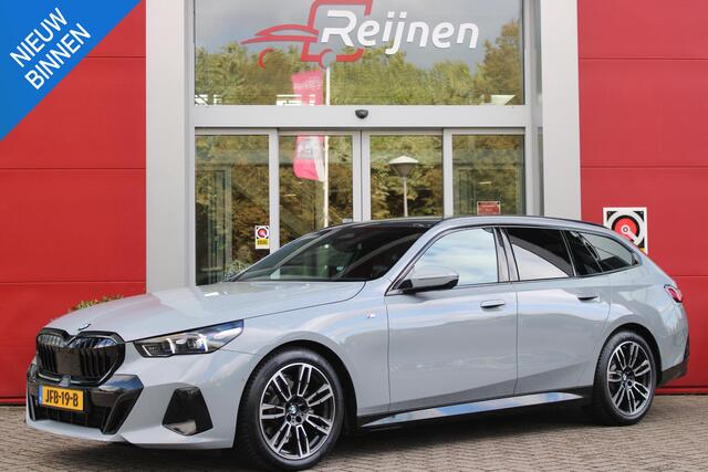 BMW 5-SERIE Touring 520i | M-SPORT INTERIEUR / EXTERIEUR | MULTIFUNCTIONELE SPORTSTOELEN, VOLLEDIG ELEKTRISCH MET GEHEUGEN | VOORSTOELEN VERWARMD / GEVENTILEERD | ACHTERBANK VERWARMD | HALF LEDER / HALF ALCANTARA BEKLEDING | GLAZEN PANORAMA DAK | HARMAN KARDON PREMIU