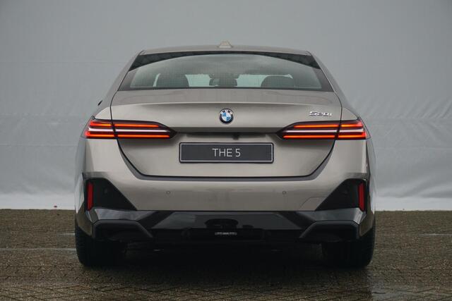 BMW 5-SERIE Sedan 520i | M Sportpakket | Equipment Pack Professional | Travel Pack | Comfort Pack - Hi Five
