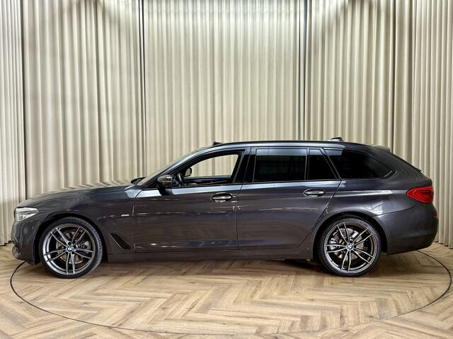 BMW 5-SERIE Touring 520i *Panodak* Sportline / Head-Up / Keyless / Adapt. Cruise / Elek. Trekhaak / Stuur-/Stoelverw. / 360 Camera / Navigatie / 18'' LMV