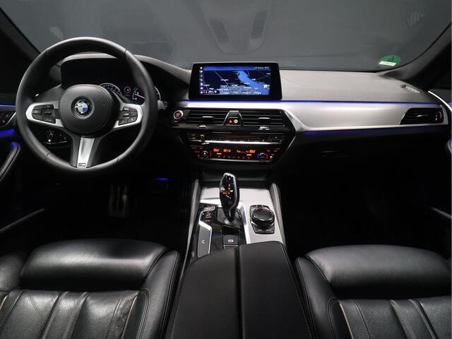 BMW 5-SERIE 520i High Executive [SCHUIFKANTELDAK, MEMORY SEATS, HUD, PDC V+A, CRUISE CONTROL, APPLE CARPLAY, STOELVERWARMING, AUTOMATISCHE AIRCO, NAVIGATIE, NIEUWSTAAT]