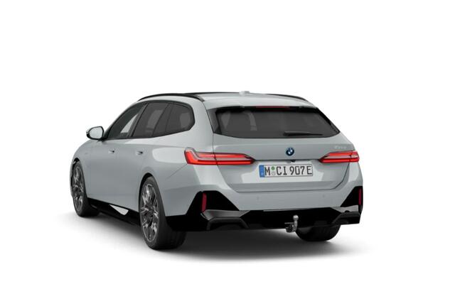 BMW 5-SERIE Touring 520i M-Sport Pano Trekh ACC 360 B&W HUD 21inch Stoelventilatie