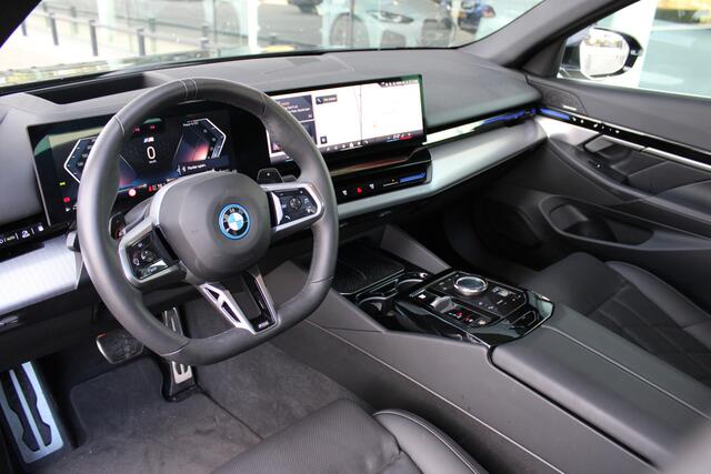 BMW 5-SERIE 530e M Sport Automaat / Panoramadak / Parking Assistant Professional / Adaptieve LED / Comfort Access / Stoelventilatie / Stuurverwarming / M Sportonderstel