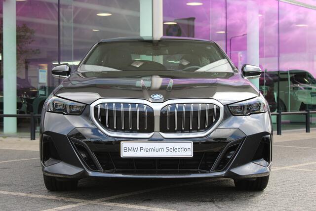 BMW 5-SERIE 530e M Sport Automaat / Panoramadak / Parking Assistant Professional / Adaptieve LED / Comfort Access / Stoelventilatie / Stuurverwarming / M Sportonderstel