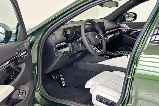 BMW 5-SERIE Touring 550e xDrive | M Sport Pro | Innovation Pack | Travel Pack | Comfort Pack | Trekhaak