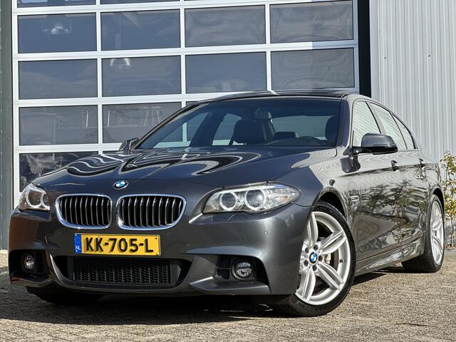 BMW 5-SERIE 520i M Sport Edition High Executive 184pk | Bi-xenon koplampen | Cruise control | Lederen bekleding | Parkeersensor voor en achter | Voorstoelen verwarmd | Prachtig exemplaar!