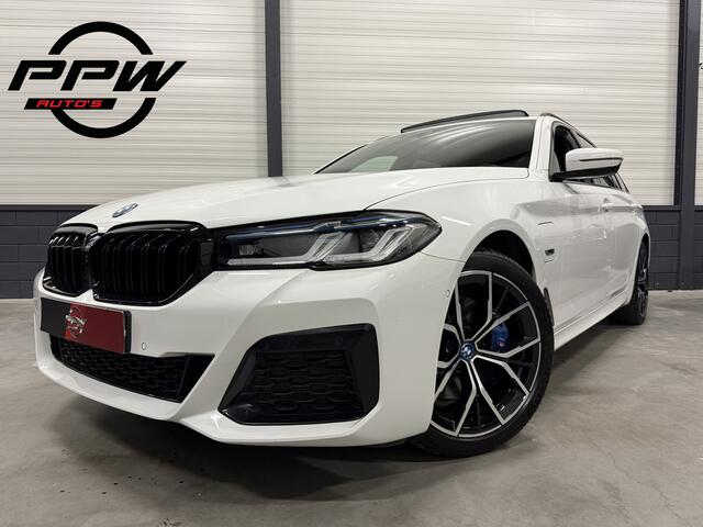 BMW 5-SERIE Touring 530e xDrive M-Sport PANO/LASER/TREKHAAK/HEAD-UP/VOL-LEER SPORT/KEYLESS/19"M-SPORT/CAMERA/SHADOW-LINE/DONKERE-HEMEL/VOLLEDIG BMW DEALER HISTORIE