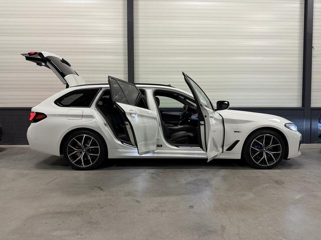 BMW 5-SERIE Touring 530e xDrive M-Sport PANO/LASER/TREKHAAK/HEAD-UP/VOL-LEER SPORT/KEYLESS/19"M-SPORT/CAMERA/SHADOW-LINE/DONKERE-HEMEL/VOLLEDIG BMW DEALER HISTORIE