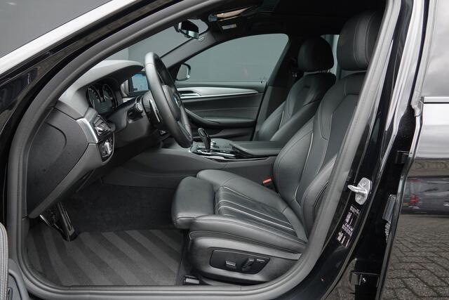 BMW 5-SERIE Touring 520i 184Pk Aut. | High Executive | M-Sport | Shadowline | Achteruitrijcamera | Panoramadak | 18''