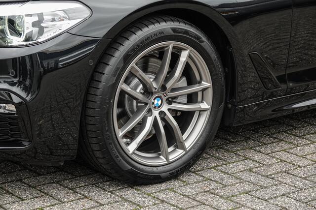 BMW 5-SERIE Touring 520i 184Pk Aut. | High Executive | M-Sport | Shadowline | Achteruitrijcamera | Panoramadak | 18''