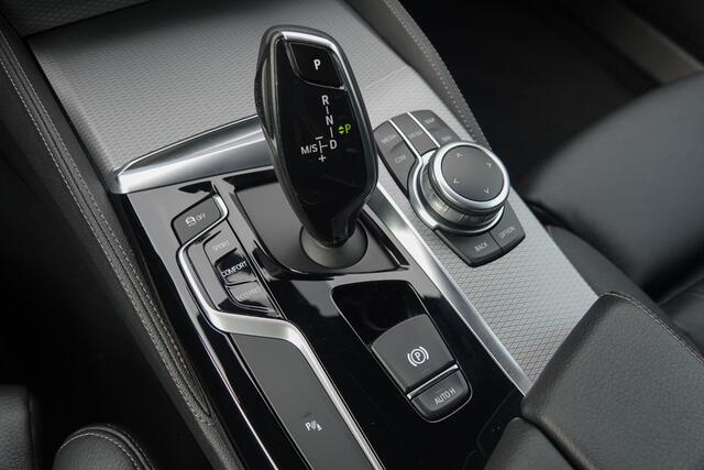 BMW 5-SERIE Touring 520i 184Pk Aut. | High Executive | M-Sport | Shadowline | Achteruitrijcamera | Panoramadak | 18''