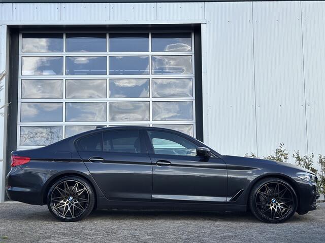 BMW 5-SERIE 530d High Executive 266pk | Apple Carplay/Android Auto | Cruise control adaptief met stop&go en stuurhulp | DAB | Harman/Kardon geluidsinstallatie | Head-up display | Lichtmetalen velgen 20" | Trekhaak | Prachtig Exemplaar!