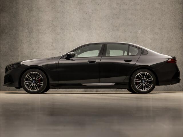 BMW 5-SERIE 530e M Sport 300Pk Automaat (SCHUIFDAK, M PAKKET, LUCHTVERING, HEAD-UP DISPLAY, COMFORTSTOELEN, STOELKOELING, 360 CAMERA, ADAPTIVE CRUISE, HARMAN/KARDON, NIEUWSTAAT)