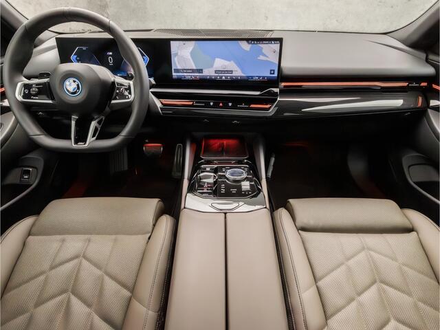 BMW 5-SERIE 530e M Sport 300Pk Automaat (SCHUIFDAK, M PAKKET, LUCHTVERING, HEAD-UP DISPLAY, COMFORTSTOELEN, STOELKOELING, 360 CAMERA, ADAPTIVE CRUISE, HARMAN/KARDON, NIEUWSTAAT)