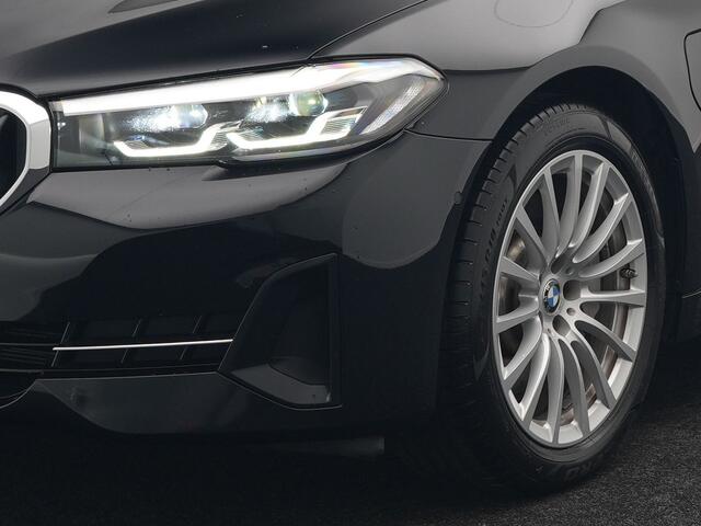 BMW 5-SERIE Touring 530e High Executive Plug In Hybrid 292pk Dealer O.H PHEV | Trekhaak Af Fabriek | Head Up | Lederen Sportstoelen Memory & Verwarmd | Apple Carplay | Stuur Verwarmd | Sfeerverlichting | Cruise Control | Camera | Navigatie | Blis | DAB |