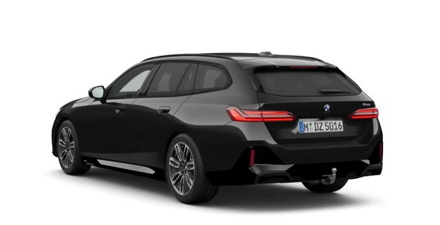 BMW 5-SERIE Touring 520i M Sport - Trekhaak - Panoramadak - Parking/Driving Assistant Professional - Head Up - Harman Kardon - Comfort Access - Standkachel - Stoelventilatie voor - Elektrisch verwarmde voor/achterstoelen -