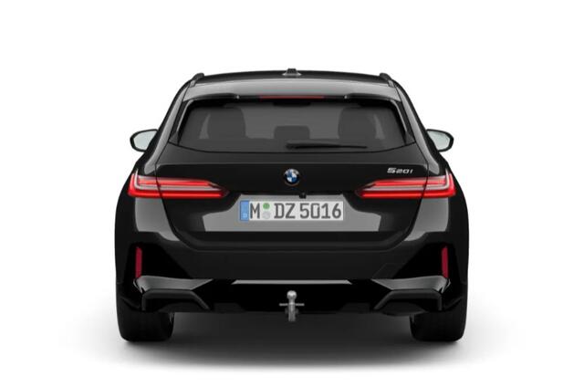 BMW 5-SERIE Touring 520i M Sport - Trekhaak - Panoramadak - Parking/Driving Assistant Professional - Head Up - Harman Kardon - Comfort Access - Standkachel - Stoelventilatie voor - Elektrisch verwarmde voor/achterstoelen -