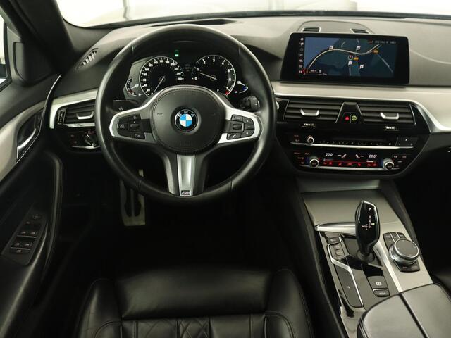BMW 5-SERIE 530i M Sport | Panoramadak | Head-Up | Leder | Stoelverwarming | Sfeerverlichting | Navigatie | Full LED | Parkeerhulp | Sportstoelen