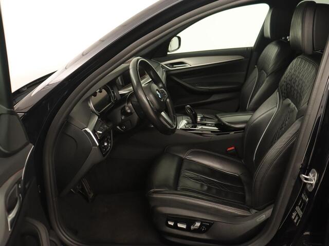 BMW 5-SERIE 530i M Sport | Panoramadak | Head-Up | Leder | Stoelverwarming | Sfeerverlichting | Navigatie | Full LED | Parkeerhulp | Sportstoelen