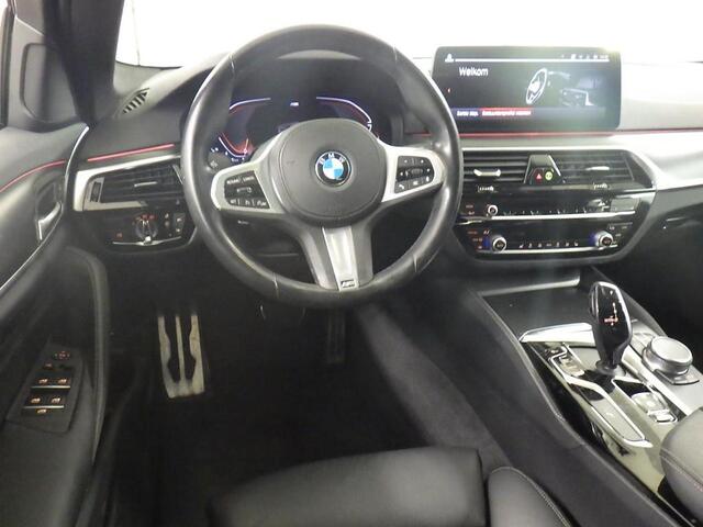 BMW 5-SERIE 520I BUSINESS EDITION PLUS I M-SPORT I TREKHAAK I SCHUIFDAK I ORIG. NEDERLANDS