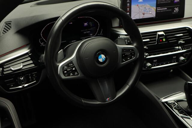 BMW 5-SERIE Touring 520i M Sport Edition Plus Sensatec HEAD-UP - Driving Assistant Professionel - Adaptief Cruise