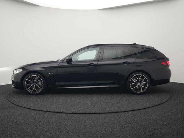BMW 5-SERIE Touring 530e M Sport Plug In Hybrid 293pk Dealer O.H PHEV | Sfeerverlichting | Lederen Sportstoelen Verwarmd | Apple Carplay | Cruise Control | Camera | Blis | Navigatie | DAB |