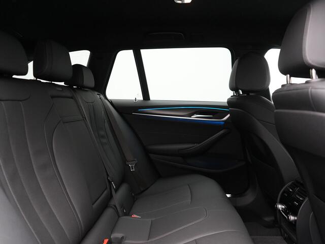 BMW 5-SERIE Touring 530e M Sport Plug In Hybrid 293pk Dealer O.H PHEV | Sfeerverlichting | Lederen Sportstoelen Verwarmd | Apple Carplay | Cruise Control | Camera | Blis | Navigatie | DAB |