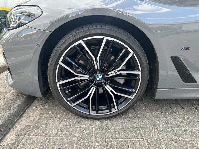 BMW 5-SERIE Touring 520i M-Sport | High Executive | 20" | Panorama | Hifi | Comfortzetels | Head-Up | Camera