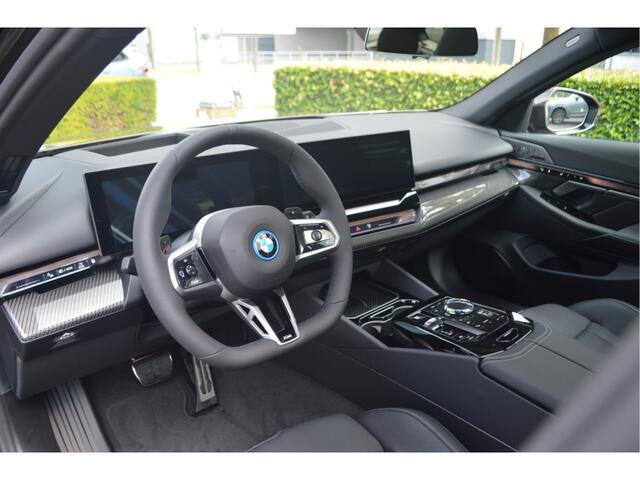 BMW 5-SERIE Touring 530e Automaat / Panoramadak / Trekhaak / Bowers & Wilkins / M Multifunctionele Stoelen / Adaptieve LED / Stoelventilatie / Parking Assistant Plus