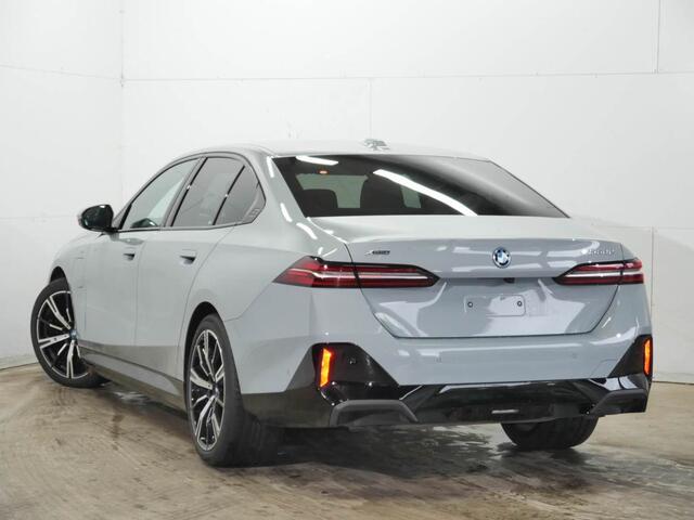 BMW 5-SERIE 550e xDrive M-Sport | Trekhaak | CoPilot | 20" | Bowers & Wilkins Surround