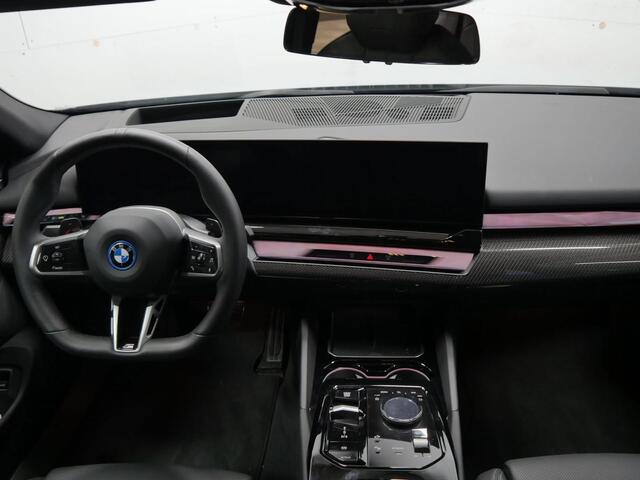 BMW 5-SERIE 550e xDrive M-Sport | Trekhaak | CoPilot | 20" | Bowers & Wilkins Surround