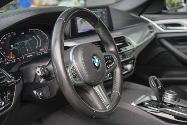 BMW 5-SERIE Touring 520i M-Sport 184pk Panoramadak Comfortstoelen Virtual cockpit Camera NLauto