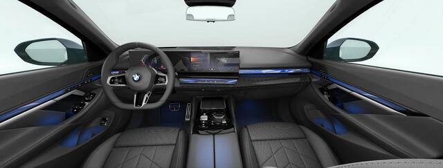 BMW 5-SERIE Touring 520i M Sport - Trekhaak - Parking/Driving Assistant - Head up - Elektrisch verstelbare/verwarmde stoelen - Stoelventilatie - Standkachel - Comfort Access - Getinte Ruiten - Stuurwielrandverwarming -