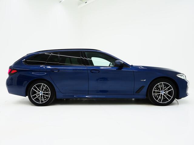 BMW 5-SERIE Touring 520e M-Sport Shadow | Panoramadak | Harman/Kardon | 360 | Keyless | Head Up | Trekhaak