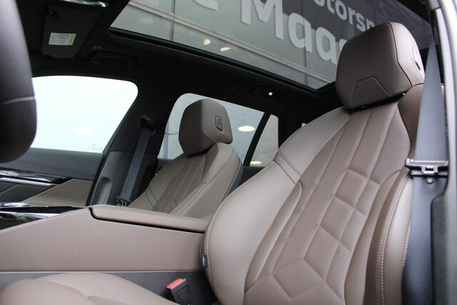 BMW 5-SERIE Touring 530e M Sport M Sport Automaat / Panoramadak / Trekhaak / Achteruitrijcamera / Adaptieve LED / Parking Assistant / Stoelverwarming