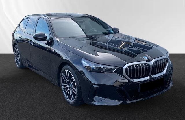 BMW 5-SERIE Touring 540d xDrive 286 PK M-Sport ACC Head-Up Trekhaak Bowers Wilkins Stoelkoeling Stuurverwarming Standkachel