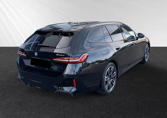BMW 5-SERIE Touring 540d xDrive 286 PK M-Sport ACC Head-Up Trekhaak Bowers Wilkins Stoelkoeling Stuurverwarming Standkachel