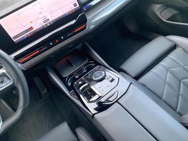 BMW 5-SERIE Touring 540d xDrive 286 PK M-Sport ACC Head-Up Trekhaak Bowers Wilkins Stoelkoeling Stuurverwarming Standkachel