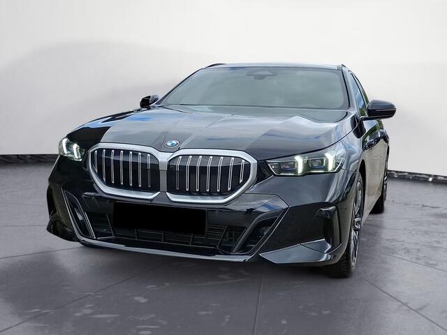 BMW 5-SERIE Touring 520d M-Sport 197 PK ACC Head-Up Trekhaak Stoelkoeling Stuurverwarming Standkachel