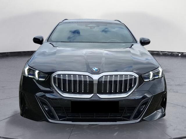 BMW 5-SERIE Touring 520d M-Sport 197 PK ACC Head-Up Trekhaak Stoelkoeling Stuurverwarming Standkachel