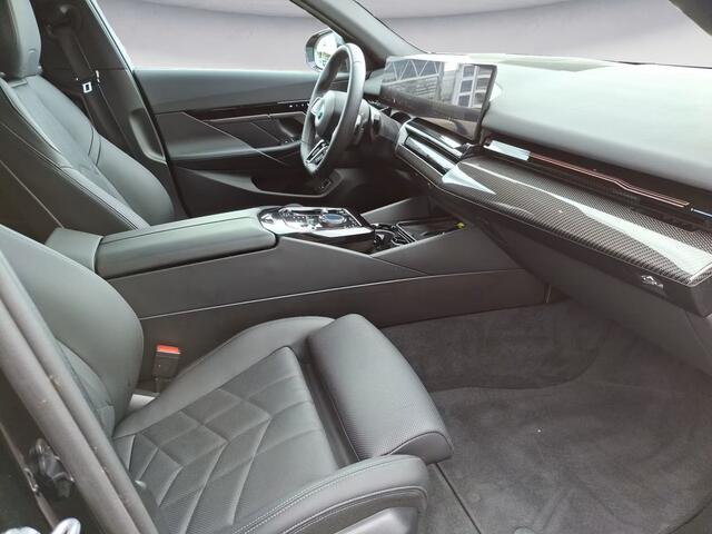 BMW 5-SERIE Touring 520d M-Sport 197 PK ACC Head-Up Trekhaak Stoelkoeling Stuurverwarming Standkachel