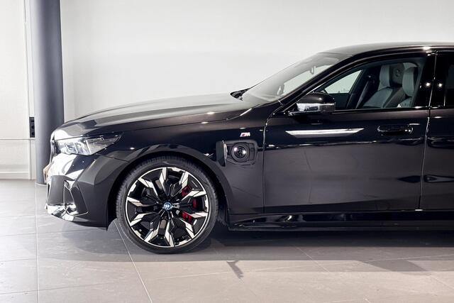 BMW 5-SERIE 550e xDrive | M Sport Pro | Bowers & Wilkins | Glazen Panoramadak | Head-up Display |