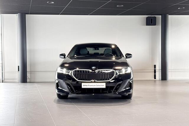 BMW 5-SERIE 550e xDrive | M Sport Pro | Bowers & Wilkins | Glazen Panoramadak | Head-up Display |