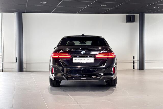 BMW 5-SERIE 550e xDrive | M Sport Pro | Bowers & Wilkins | Glazen Panoramadak | Head-up Display |