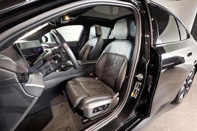 BMW 5-SERIE 550e xDrive | M Sport Pro | Bowers & Wilkins | Glazen Panoramadak | Head-up Display |