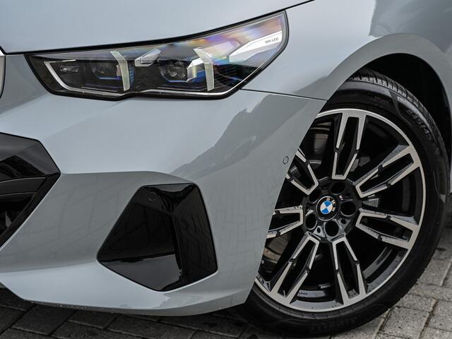 BMW 5-SERIE Touring 530e xDrive M-SPORT PRO | 360 CAMERA | ICONIC GRILL | HEAD-UP | ADAPTIVE LED | AMBIANCE VERLICHTING | COMFORT ACCESS | ADAPTIVE LED | ELEKTR. VERST. STOELEN | BOWERS & WILKINS | EL. TREKHAAK