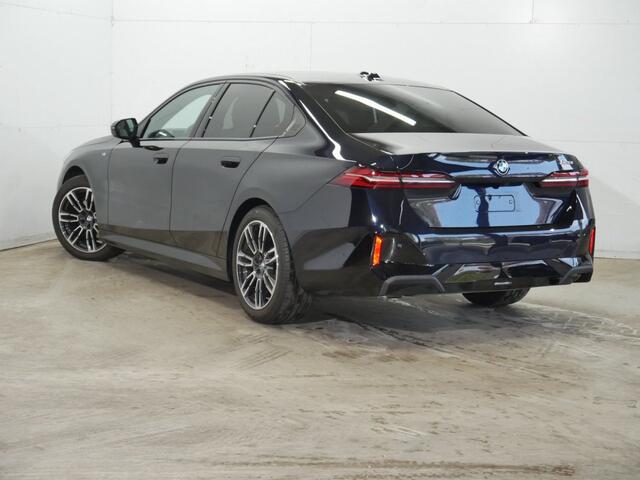 BMW 5-SERIE 520i Sedan | M-Sport | 19" | CoPilot | Trekhaak | Harman Kardon | Comfortzetels met Ventilatie