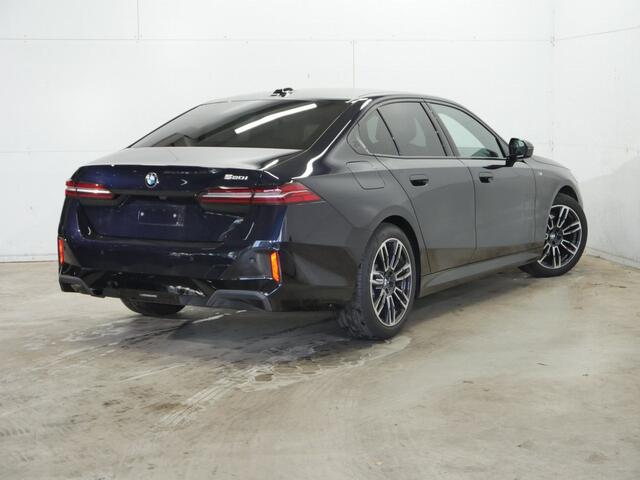 BMW 5-SERIE 520i Sedan | M-Sport | 19" | CoPilot | Trekhaak | Harman Kardon | Comfortzetels met Ventilatie